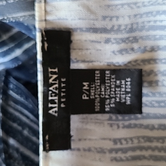 Alfani navy/white sheer ombre top w cami. Sheer winged sleeve,ruched waist P/M. - Picture 8 of 9